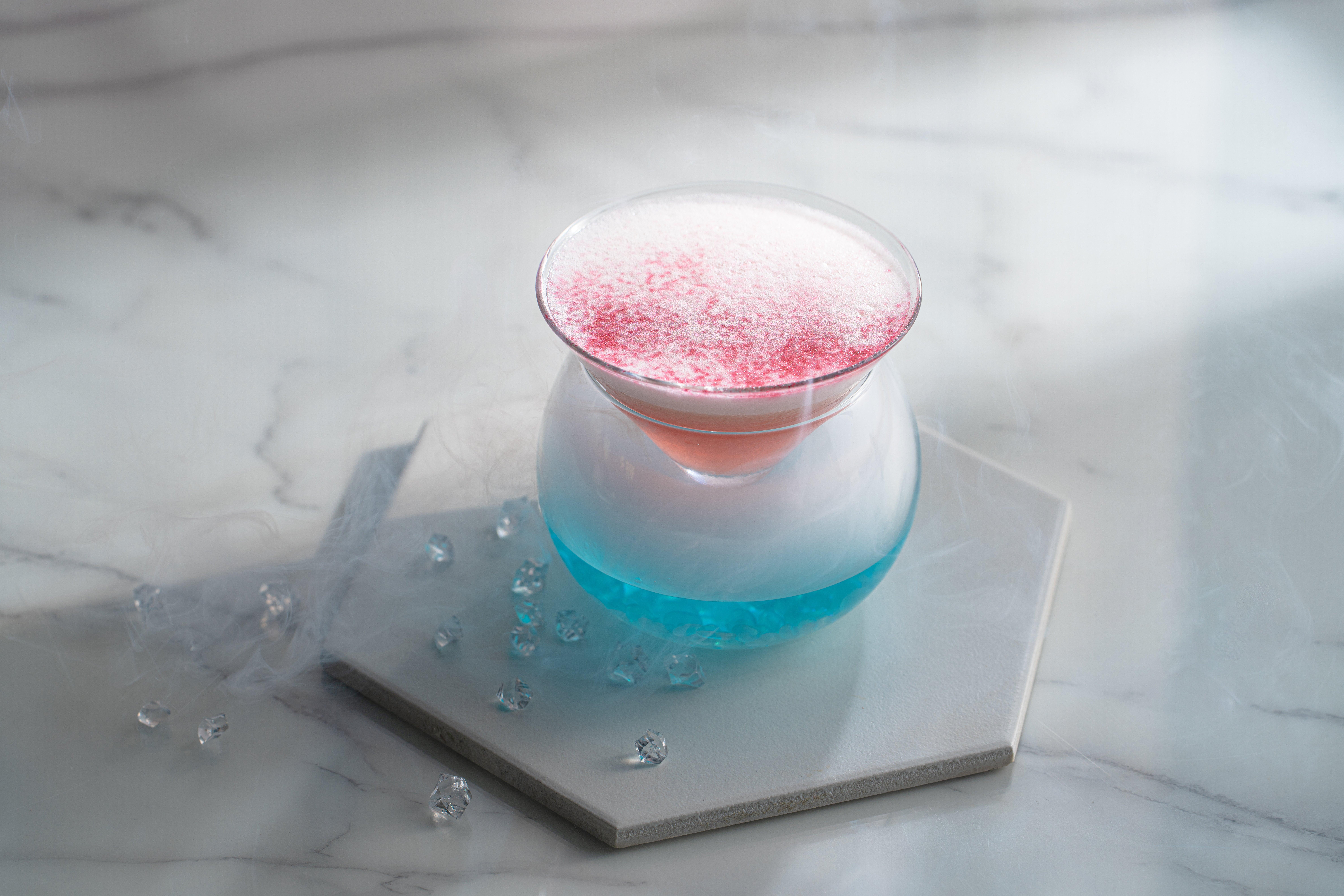 WATERMARK$128 這款手工雞尾造型吸睛,酒與酸甜風味平衡。