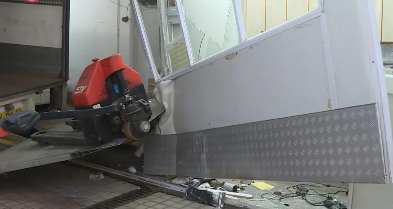 觀塘工廈貨車未收尾版溜後 直插管理處寫字樓女文員受困