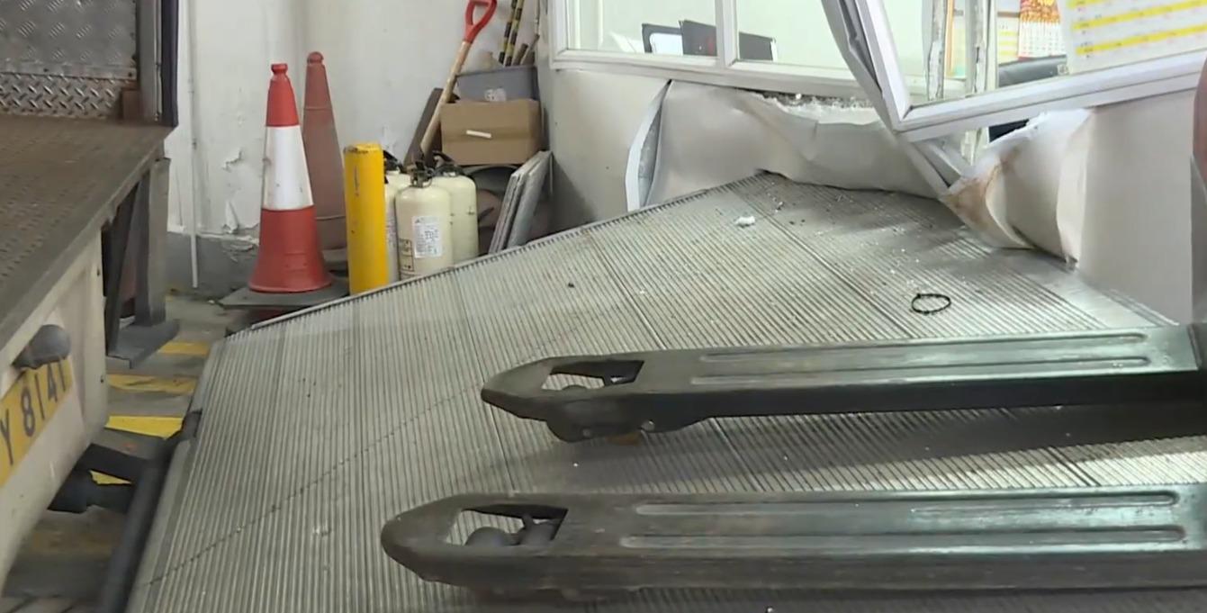 觀塘工廈貨車未收尾版溜後 直插管理處寫字樓女文員受困