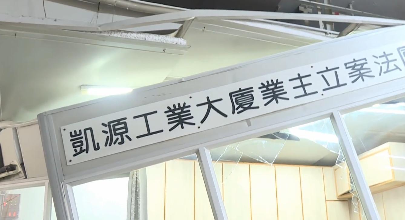 觀塘工廈貨車未收尾版溜後 直插管理處寫字樓女文員受困