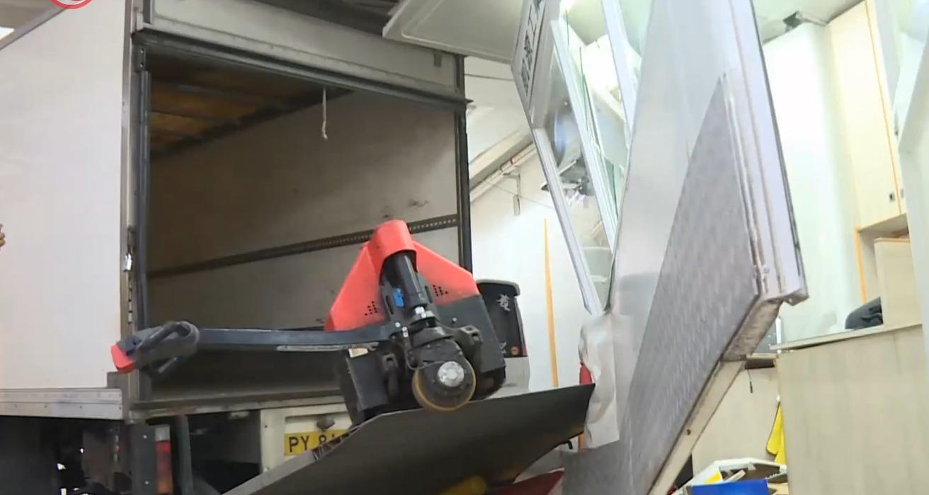 觀塘工廈貨車未收尾版溜後 直插管理處寫字樓女文員受困