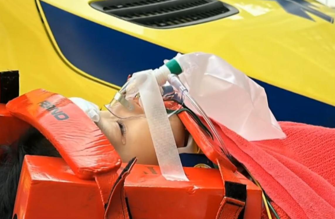 油塘鯉魚門邨5歲男童墮樓,母激動跪地痛哭。(電視截圖)