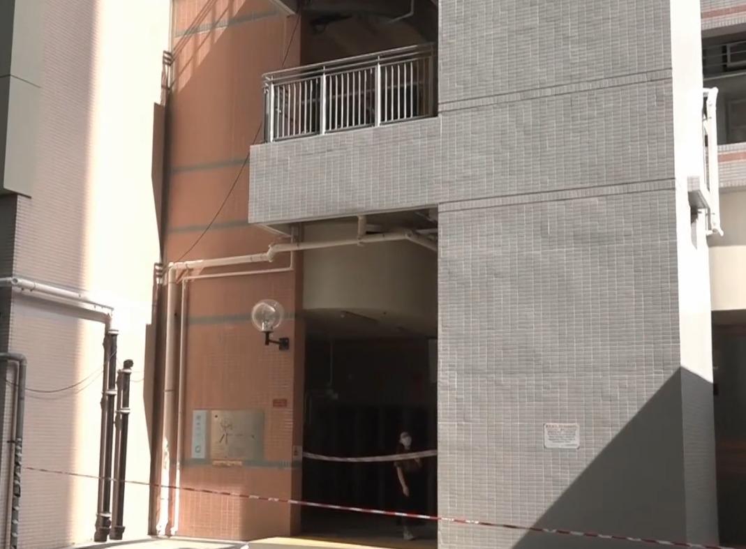 油塘鯉魚門邨5歲男童墮樓,母激動跪地痛哭。(電視截圖)