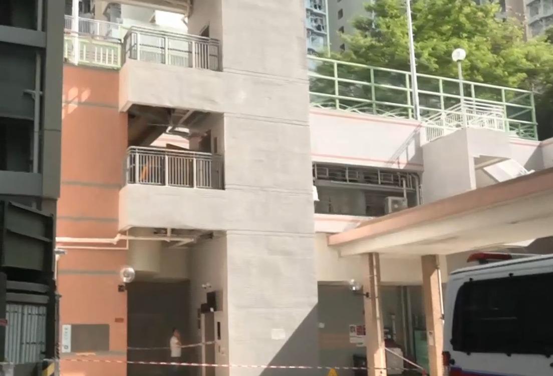 油塘鯉魚門邨5歲男童墮樓,母激動跪地痛哭。(電視截圖)