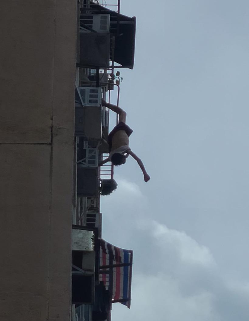 今年7月12日,觀塘翠屏北邨翠柳樓一名77歲長者晾衫期間失足跌出7樓窗外,腳部卡在晾衫架上倒吊 (網上圖片)