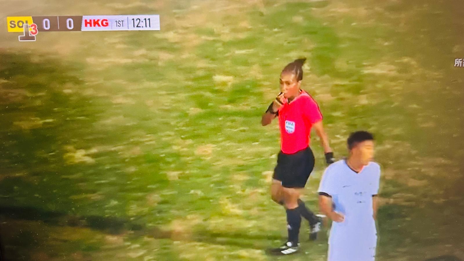 香港足球|對所羅門群島場地質素一般。(港台截圖)