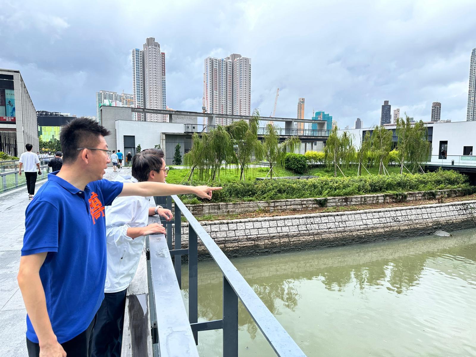 九龍城區議員林博(左一)估計,風雨季中水位上漲,加劇啟德河惡臭問題。(九龍城區議員林博提供)