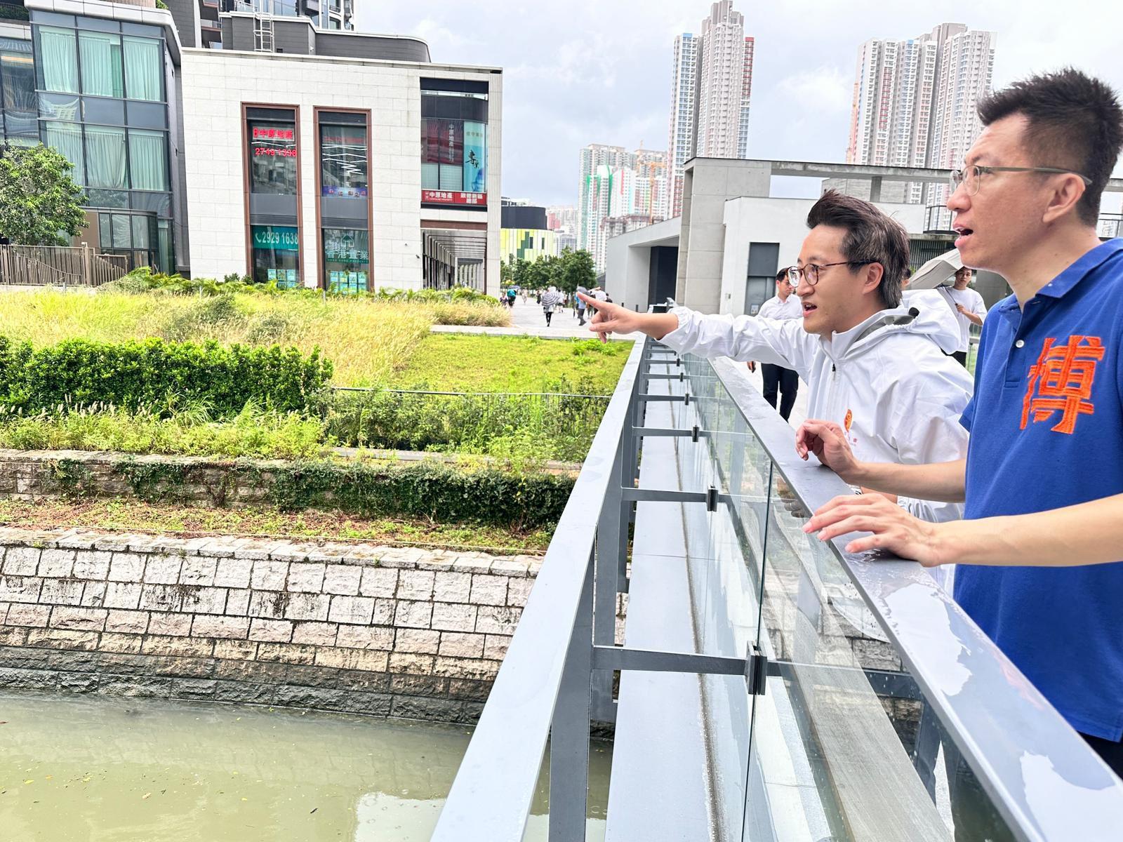 九龍城區議員林博(右一)估計,風雨季中水位上漲,加劇啟德河惡臭問題。(九龍城區議員林博提供)