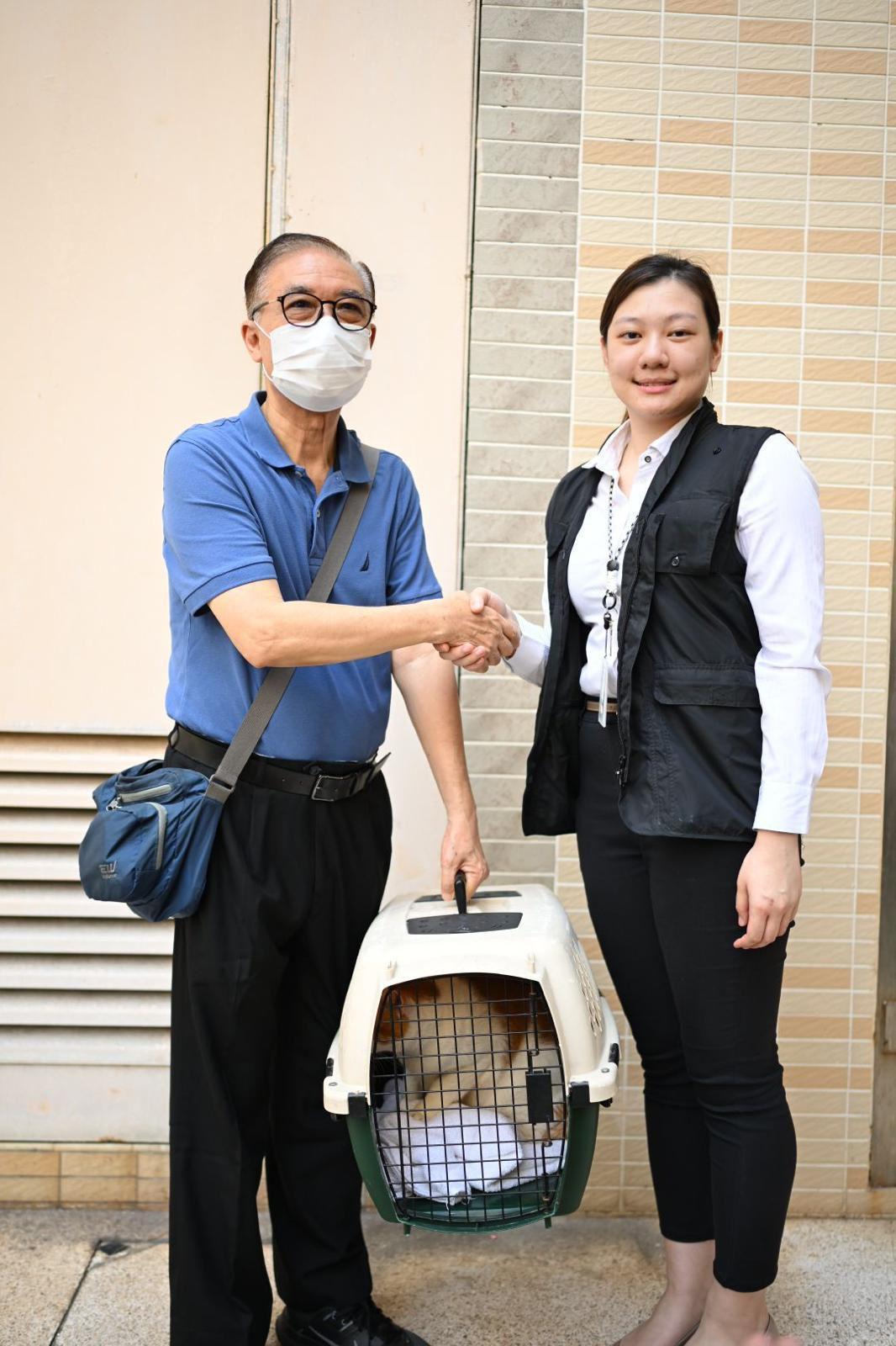 主人今早親自在警方手中接「樂樂」回家。