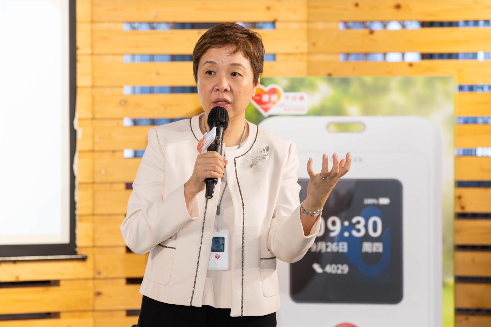 長者安居協會行政總裁王虹虹介紹新產品「一線通®守護卡」。