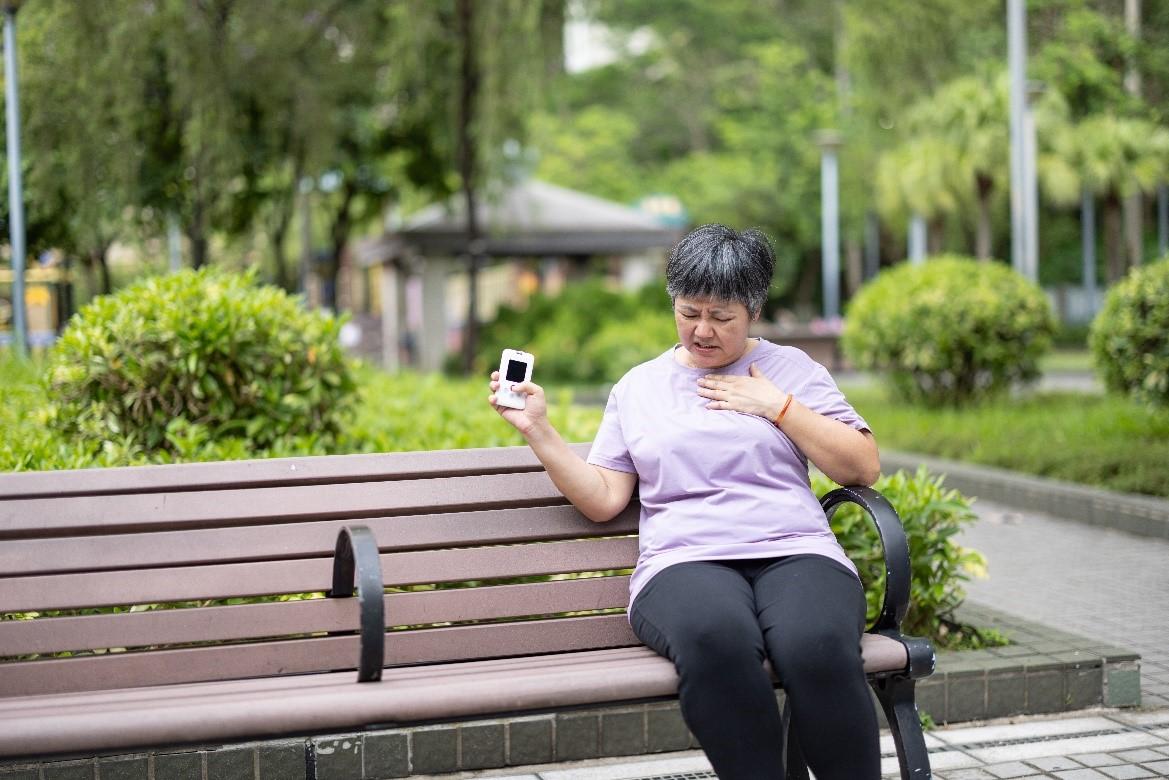 長者或有需要人士如在外出時感到不適或迷路,可即時求助。「一線通平安 鐘™」7/24服務支援中心備有用戶紀錄,以最快速度提供專業支援。產品亦設位置搜尋功能,用戶家人可透過應用程式得悉用戶位置。