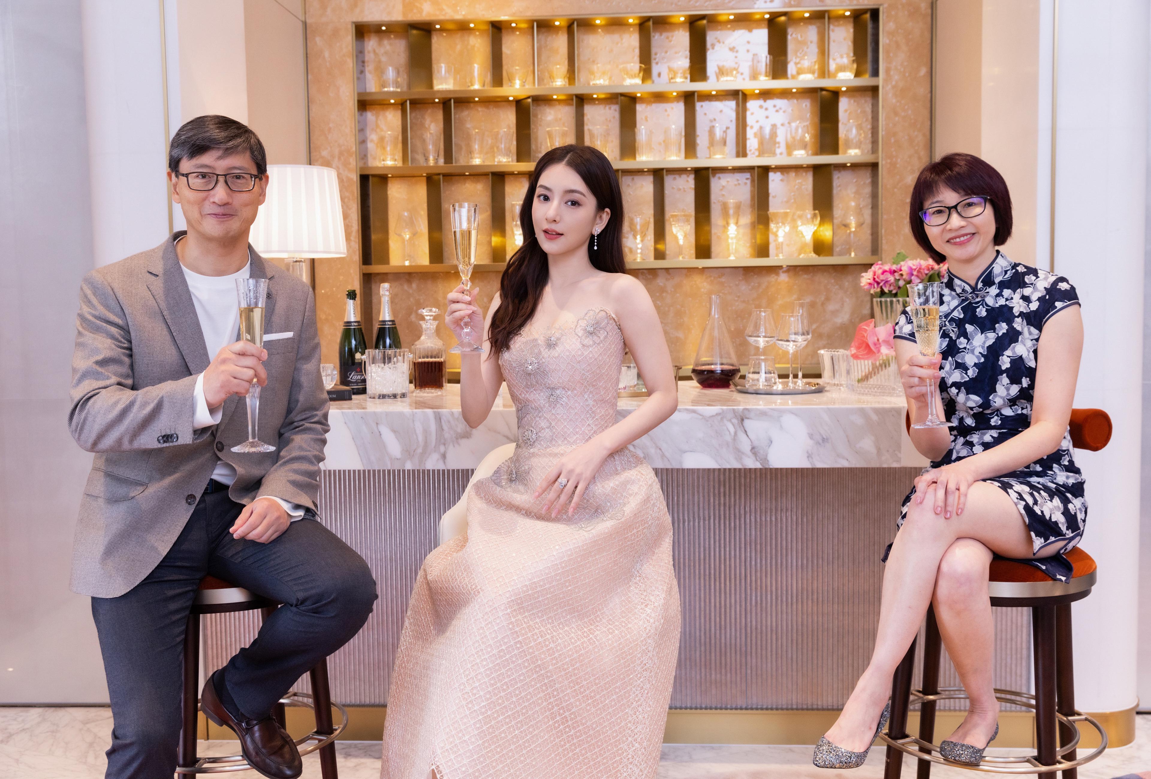 恒基物業代理董事及營業(二)部總經理韓家輝(左)及會德豐地產助理董事兼總經理余麗珠(右)與Moka合照。