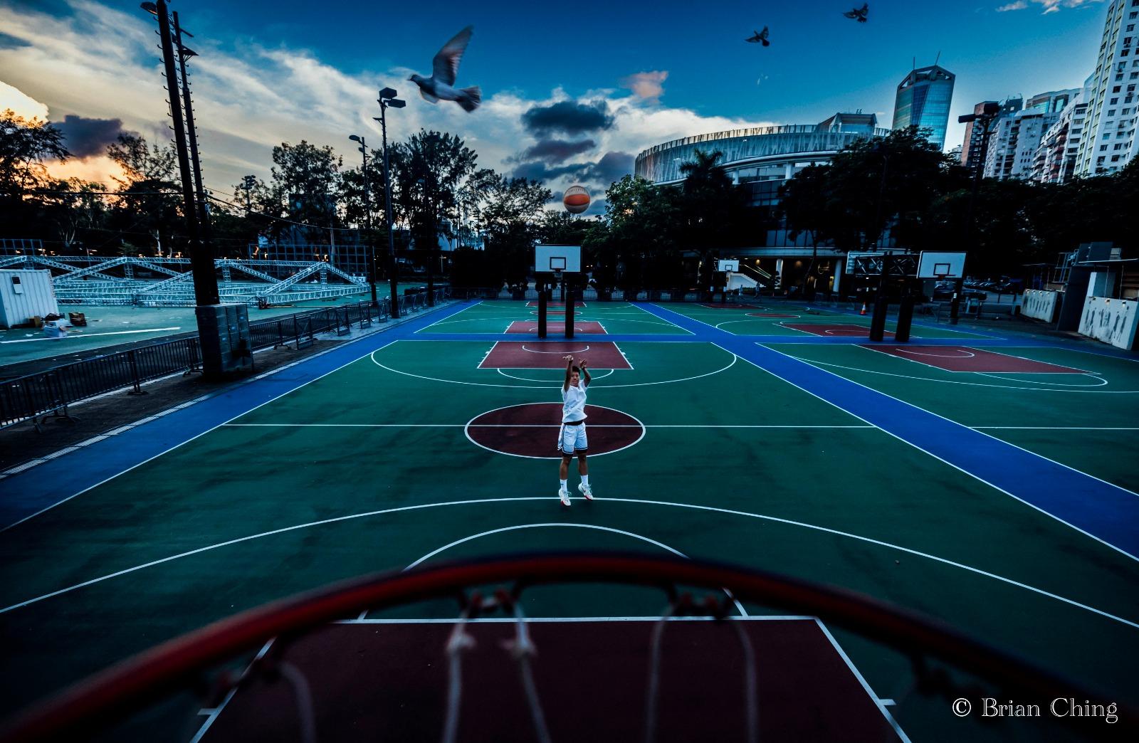 「清晨.城市.運動」慈善攝影展覽,香港首名職業籃球女子運動員李祉均。