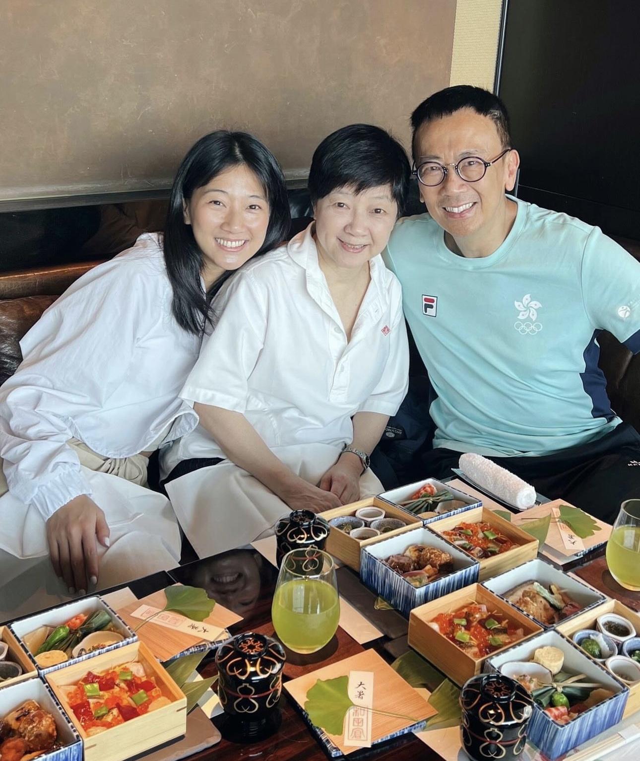 鄭瑤向來孝順,不時貼出幸福家庭照。