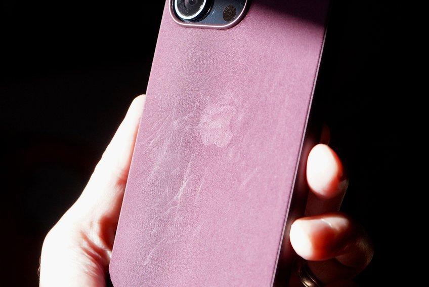 據用戶反映,FineWoven 手機殼老化速度很快,顏色容易出現斑駁,而且極易刮花和沾染污漬。許多購買者對此產品極為不滿,紛紛要求退貨更換其他款式。