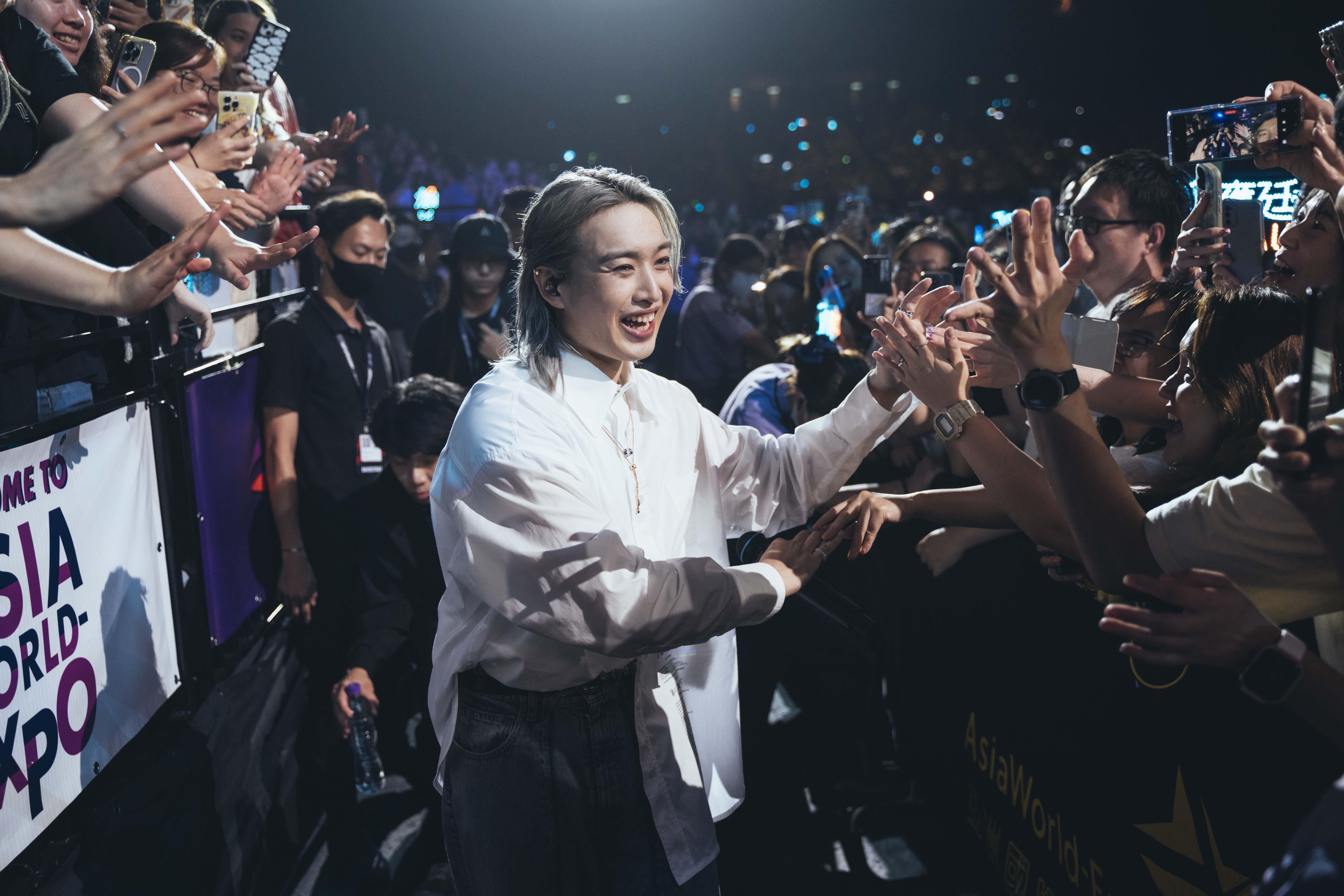 《KATCH OUR LIFE Jer柳應廷 x MC張天賦 音樂會》尾場,Jer與fans拍手、自拍兼大派心心。