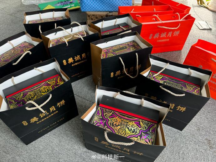 內地主播小楊哥月銷5000萬香港「美誠月餅」,揭並非香港品牌及生產。(微博)