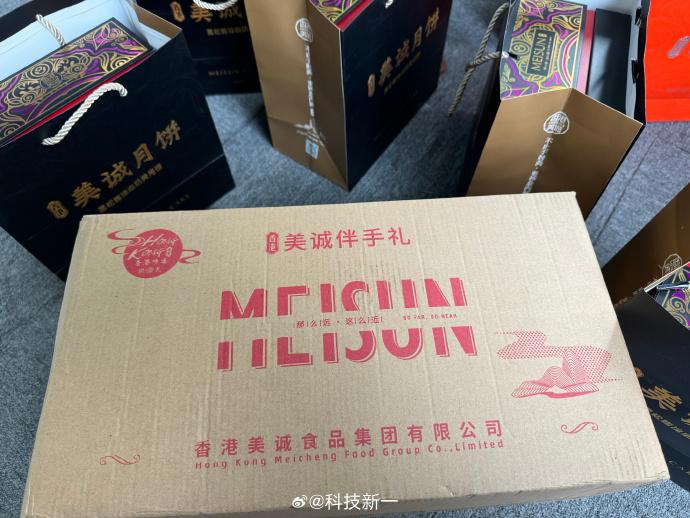 內地主播小楊哥月銷5000萬香港「美誠月餅」,揭並非香港品牌及生產。(微博)