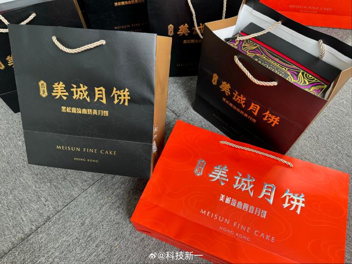內地主播小楊哥月銷5000萬香港「美誠月餅」,揭並非香港品牌及生產。(微博)