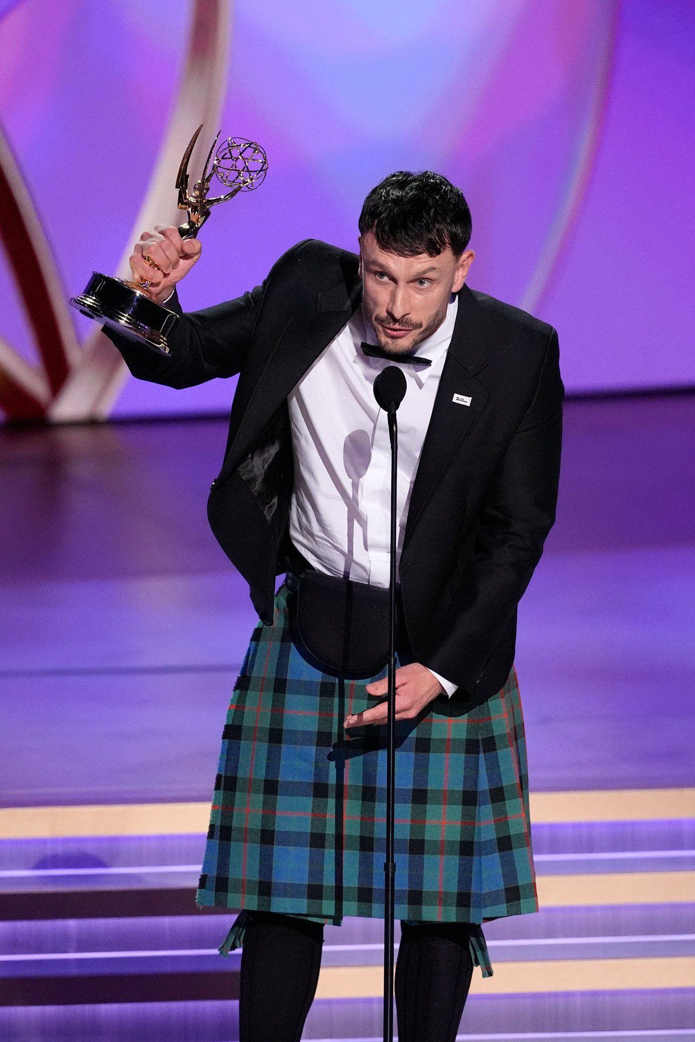 理查蓋德西裝襯蘇格蘭裙上台領獎。