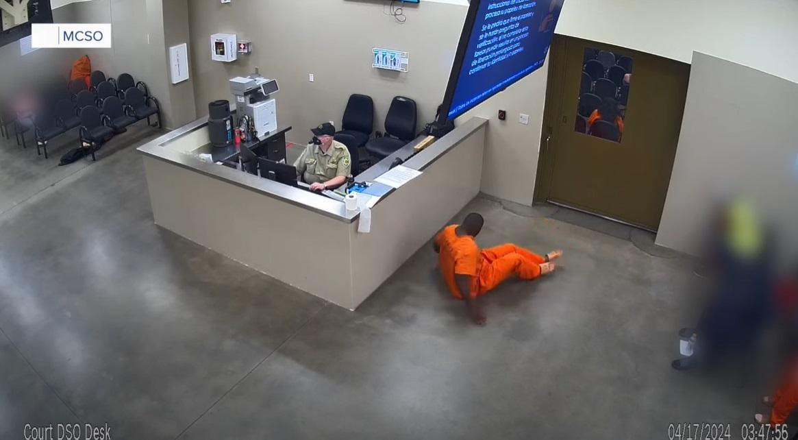 男囚犯在獄警櫃台前忍者式爬行。(互聯網)