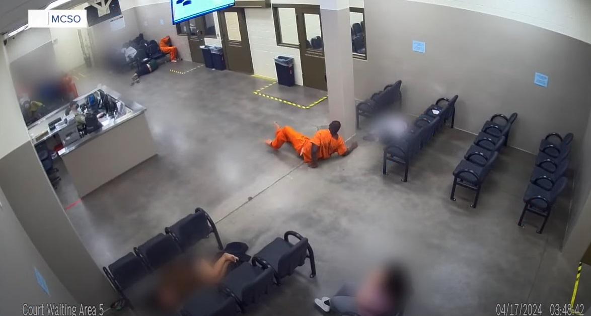 男囚犯爬到女囚區。(互聯網)