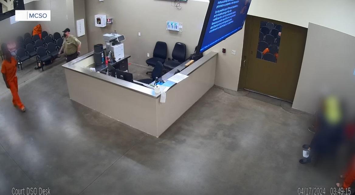 女囚尖叫,男囚犯立即離開。(互聯網)