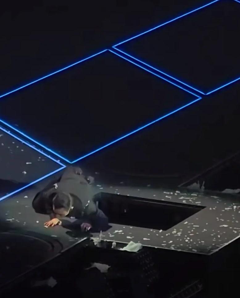 劉德華邊唱邊行,舞台的地下通道門竟然打開,結果踏空摔倒台上。