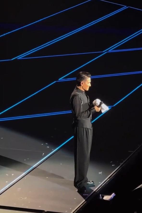 據知,劉德華跌下導致手指輕微擦傷。