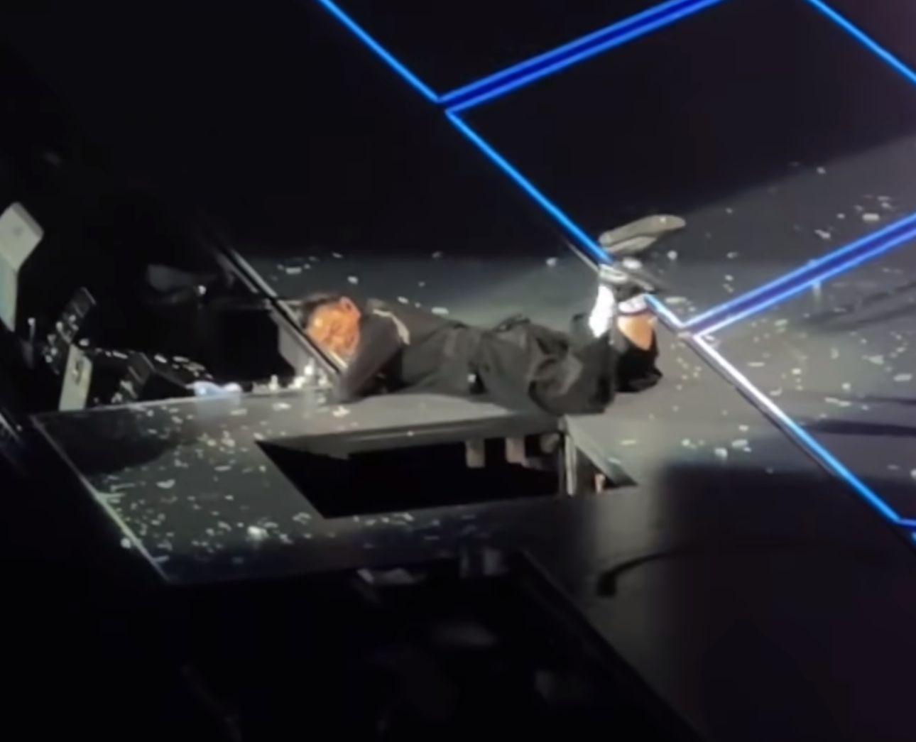 劉德華邊唱邊行,舞台的地下通道門竟然打開,結果踏空摔倒台上。