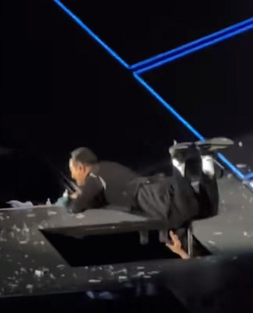 劉德華邊唱邊行,舞台的地下通道門竟然打開,結果踏空摔倒台上。