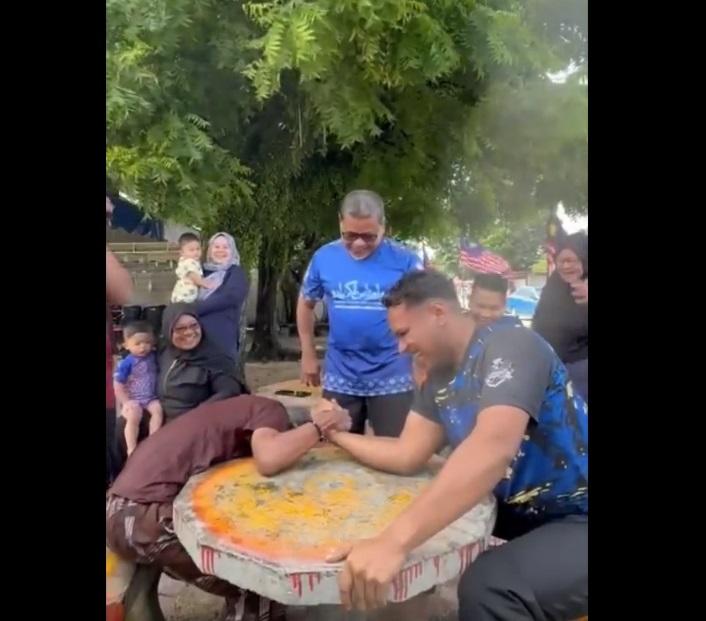 青年用全身之力壓下去,但大隻佬頑強。(互聯網)