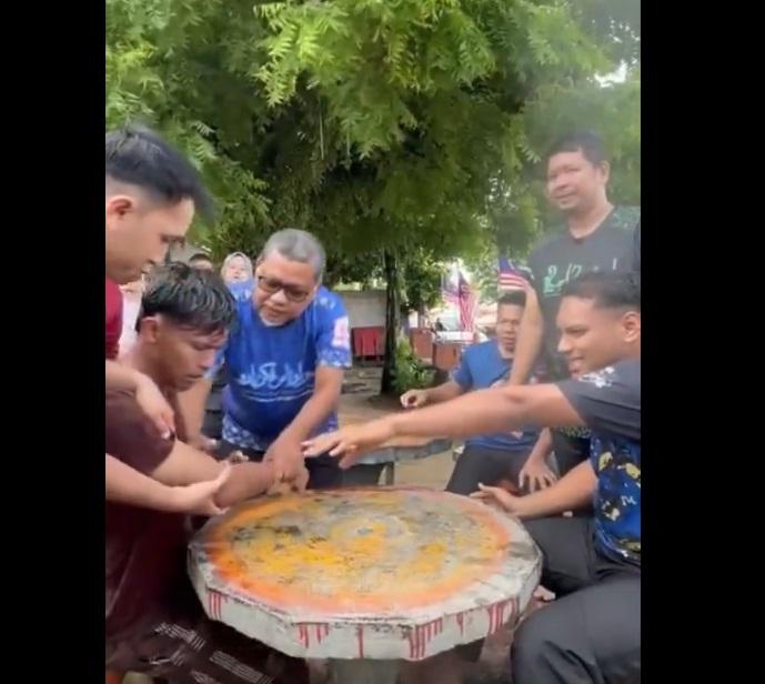 青年把受傷手臂放在枱上。(互聯網)