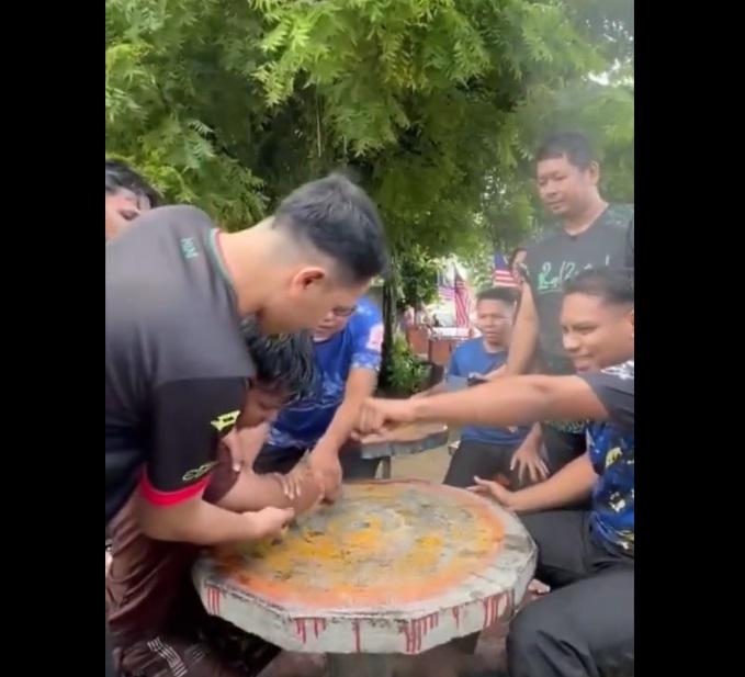 青年面露痛苦。(互聯網)