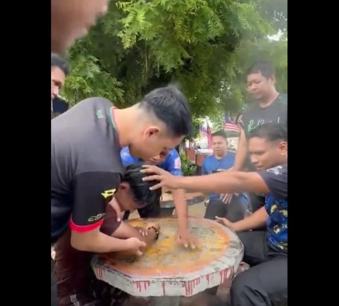 青年面露痛苦。(互聯網)