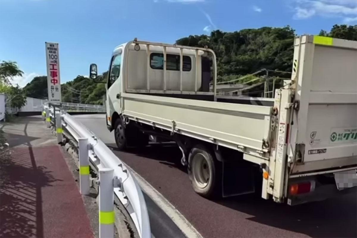 有港人在沖繩自駕遊發生交通意外,懷疑撞到一輛貨車。(網上影片截圖)