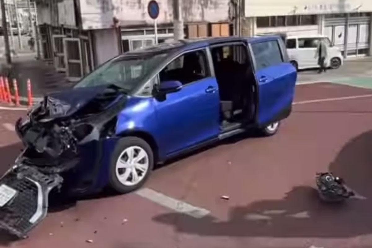 有港人在沖繩自駕遊發生交通意外,事後在意外現場和與撞毀汽車「打卡」並放上網分享。(網上影片截圖)