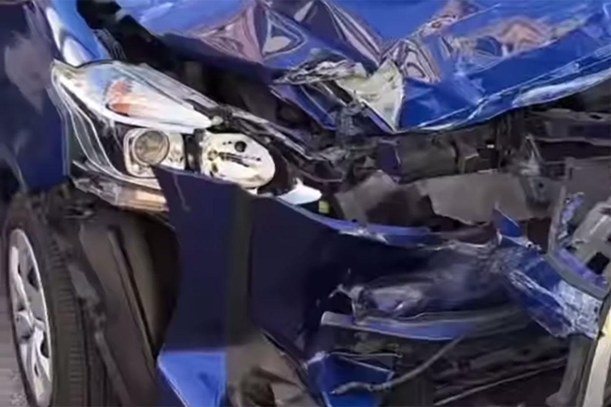 有港人在沖繩自駕遊發生交通意外,私家車車頭嚴重損毀。(網上影片截圖)