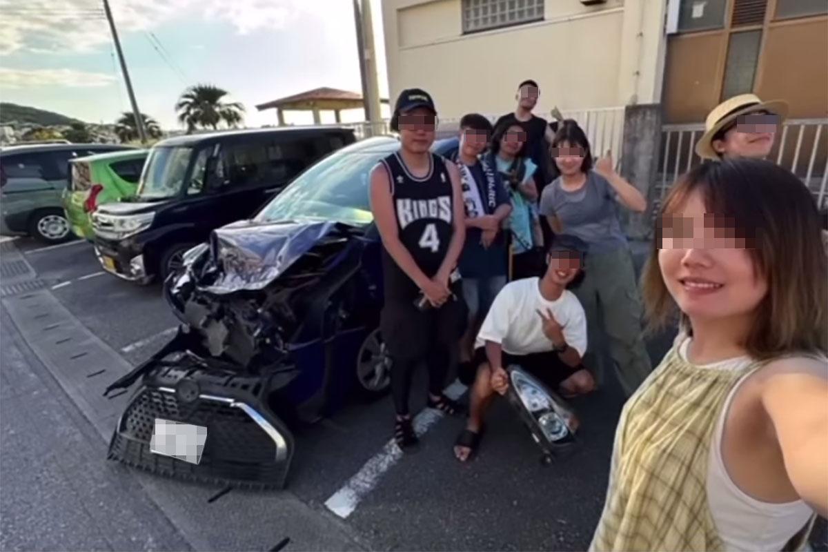 有港人在沖繩自駕遊發生交通意外,事後在意外現場和與撞毀汽車「打卡」並放上網分享。(網上影片截圖)