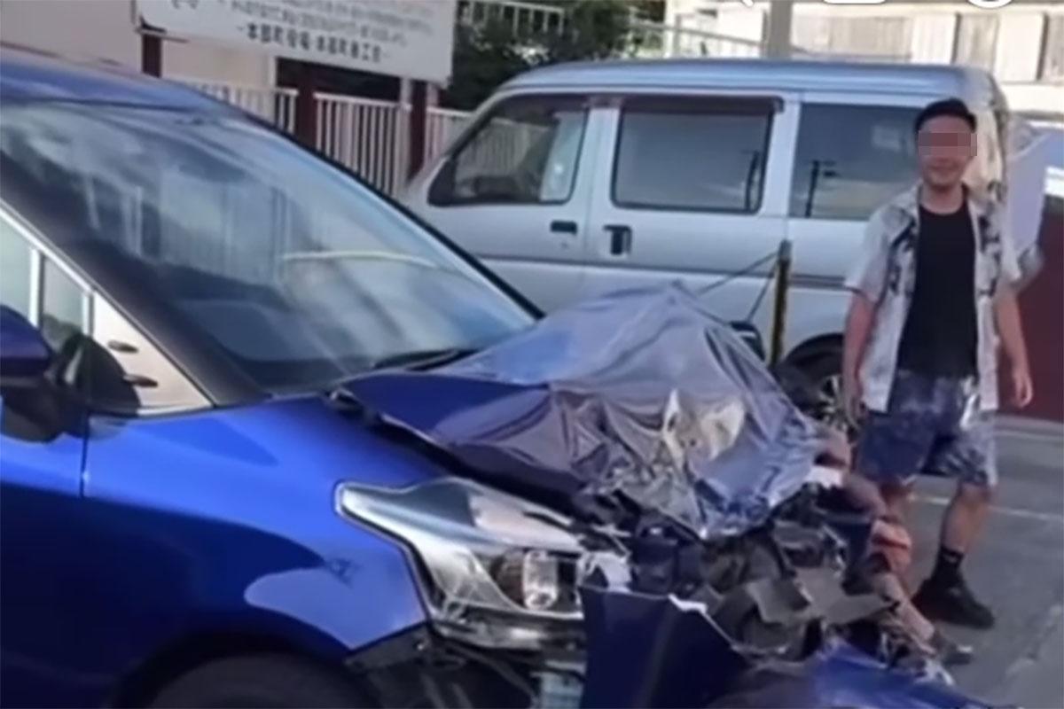 有港人在沖繩自駕遊發生交通意外,事後在意外現場和與撞毀汽車「打卡」並放上網分享。(網上影片截圖)