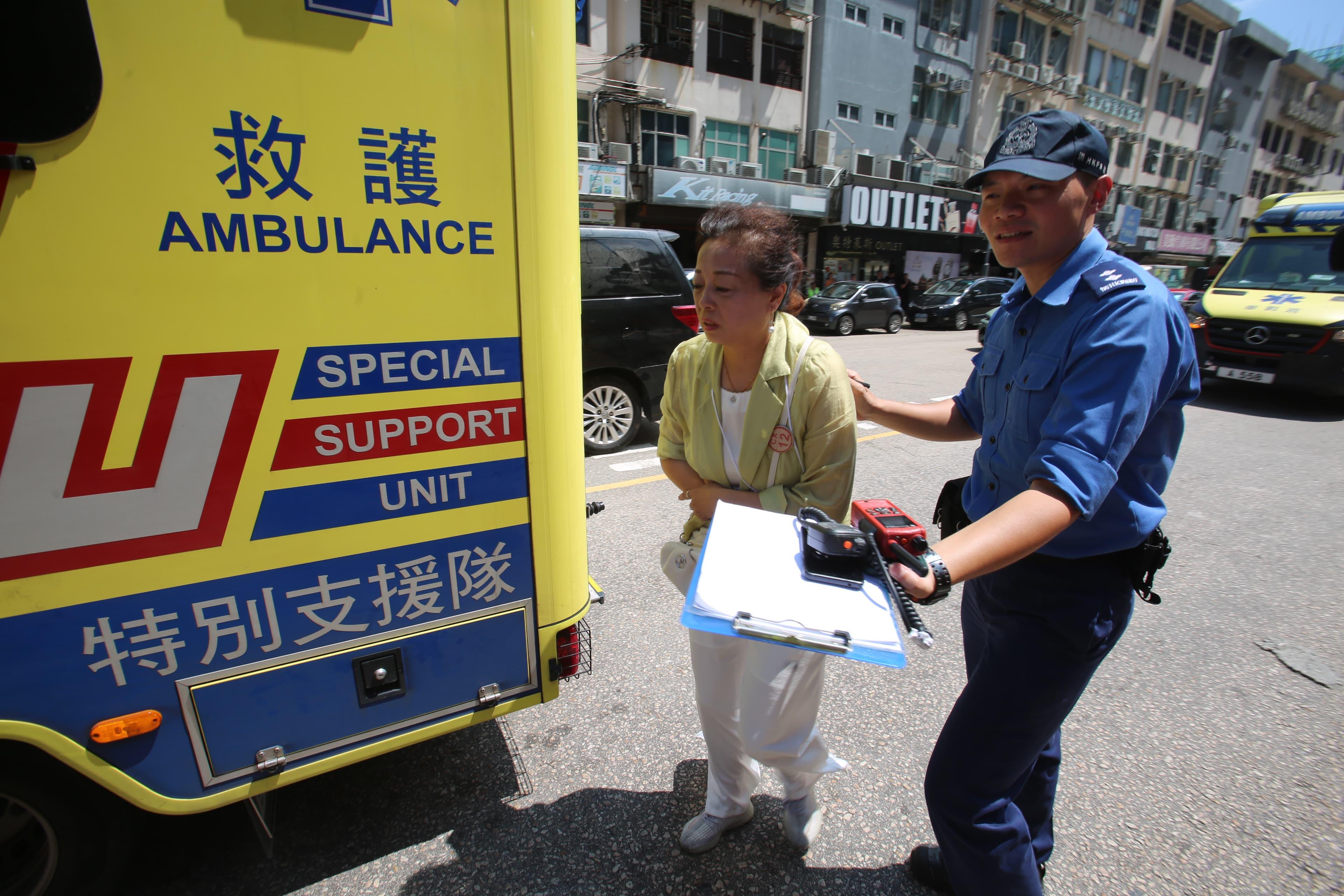 有內地團團友在路邊嘔吐,多人不適