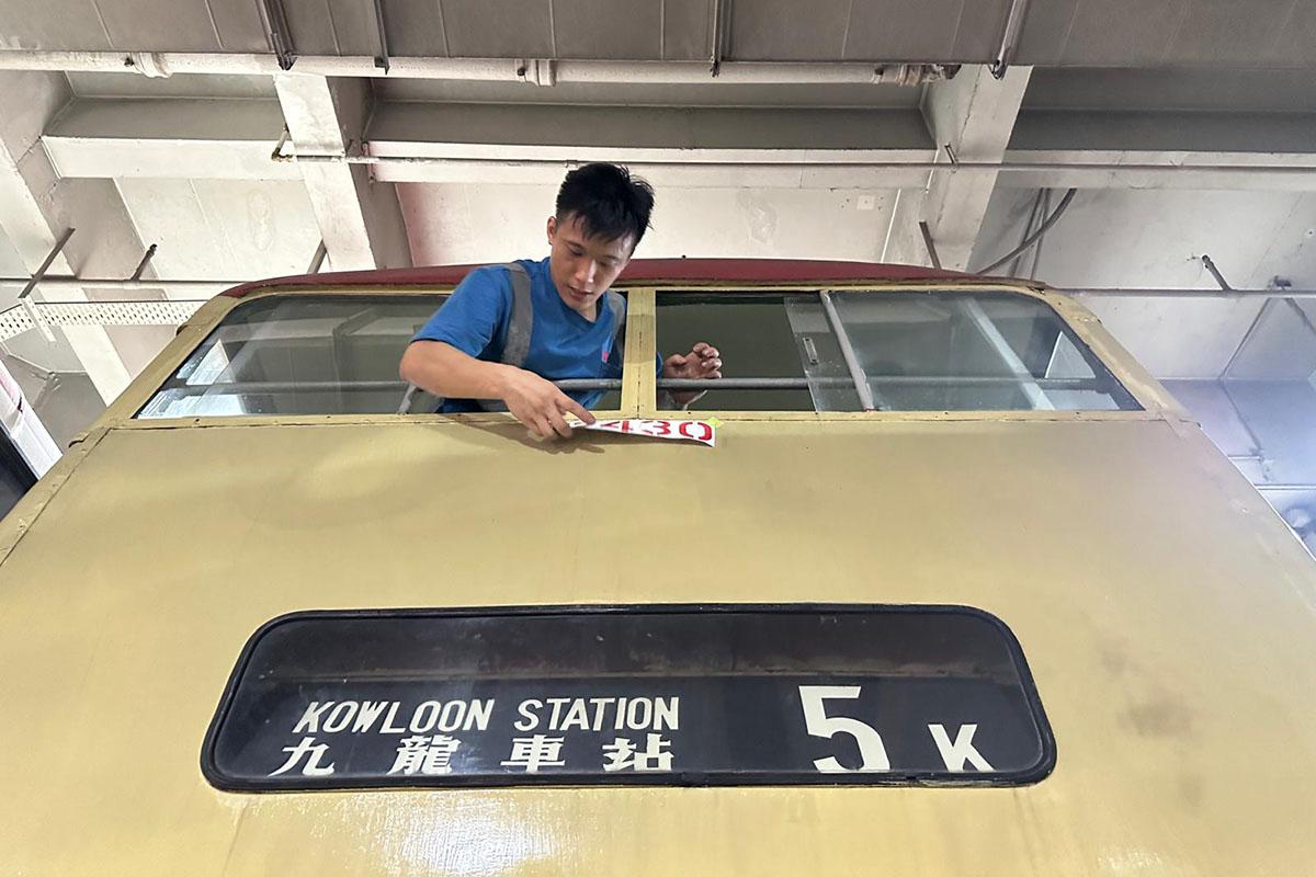 九巴正復修已退役的丹拿E「長牛」巴士。(九巴提供)