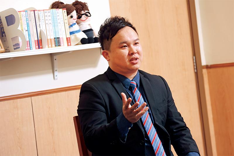 阿波認為事件可以圓滿解決,有賴與報案室同袍通力合作。阿波認為事件可以圓滿解決,有賴與報案室同袍通力合作。(《警聲》)