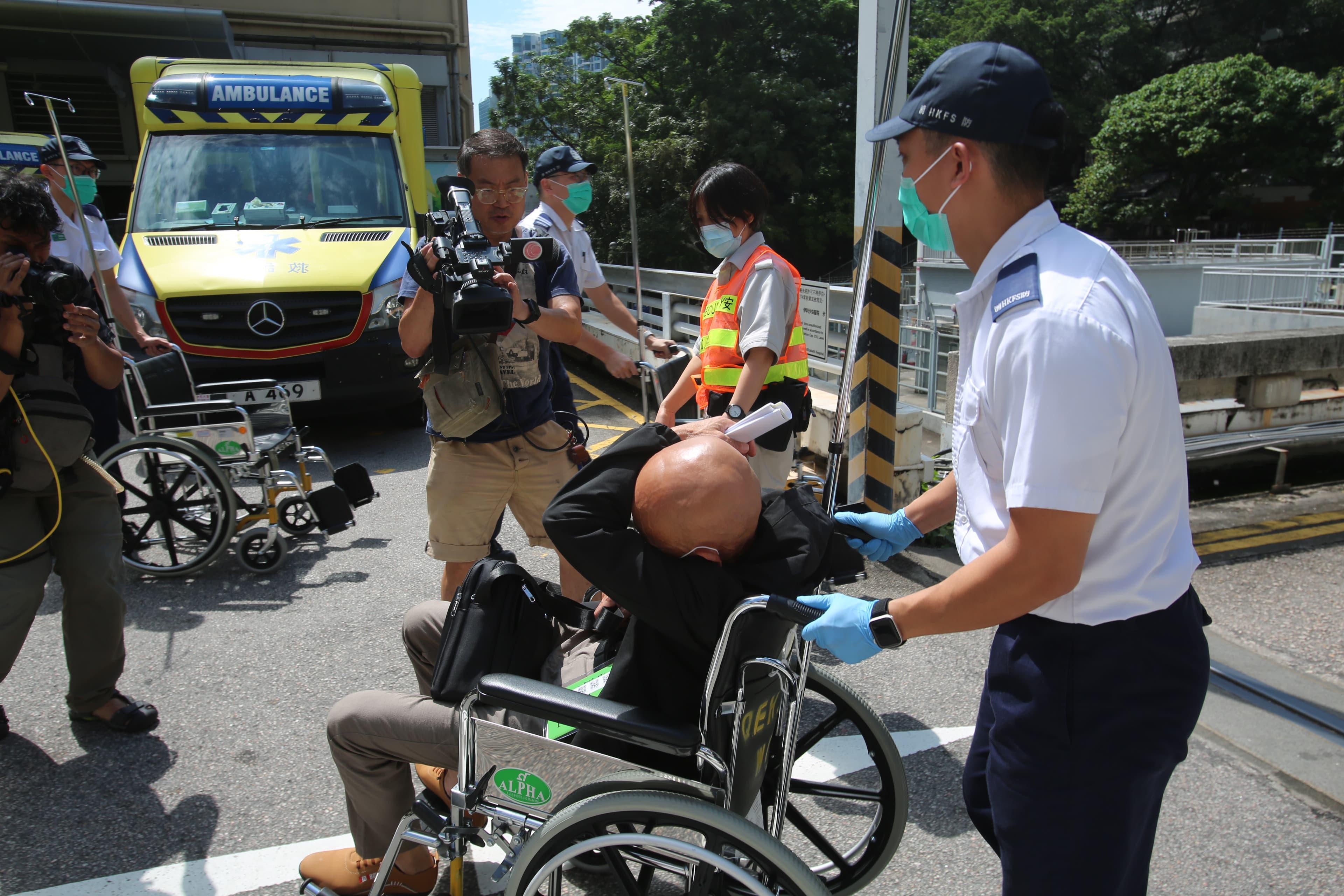 有內地團團友在路邊嘔吐,多人不適