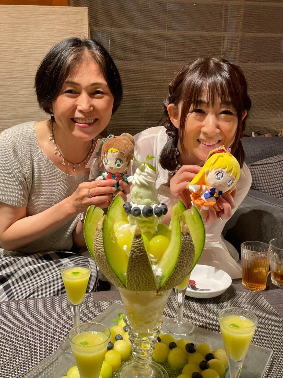 為愛野美奈子/Sailor Venus配音的深見梨加發文悼念篠原惠美,並分享二人昔日合照。