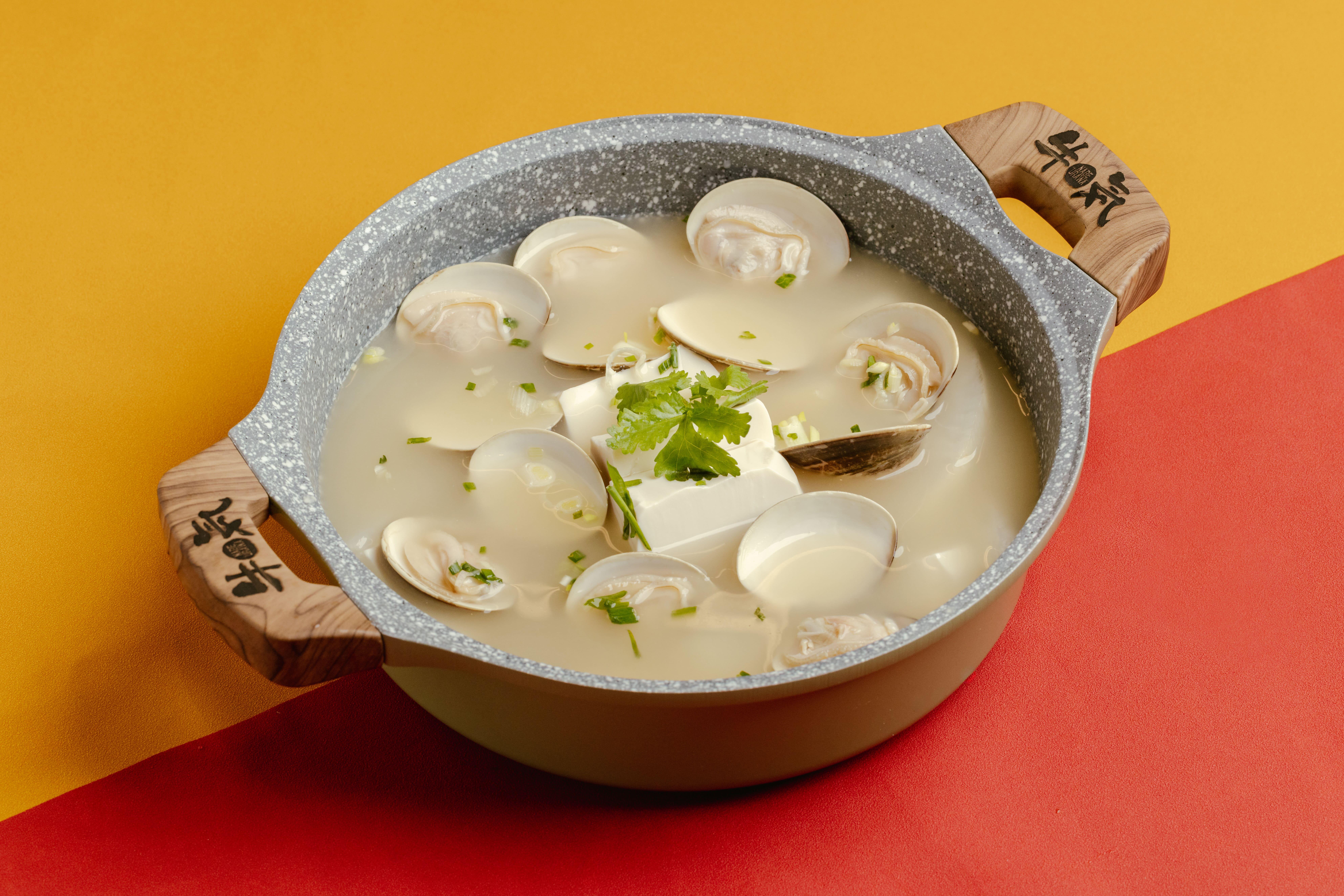 北海道蛤蜊魚湯火鍋湯底以海魚熬煮數小時,湯味鮮甜。