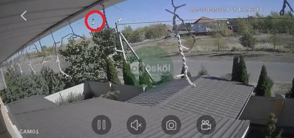 撞車後,男子拋出車外,現場揚起塵土。(互聯網)