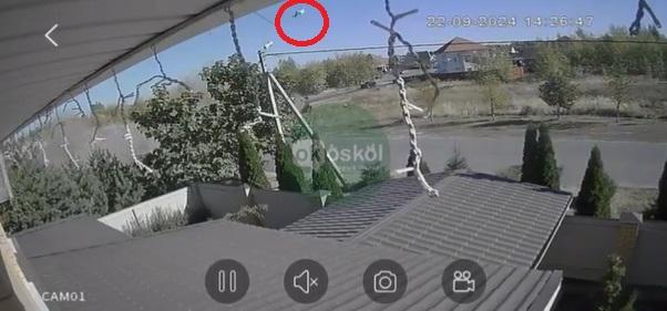 男子像炮彈人般飛越半空。(互聯網)