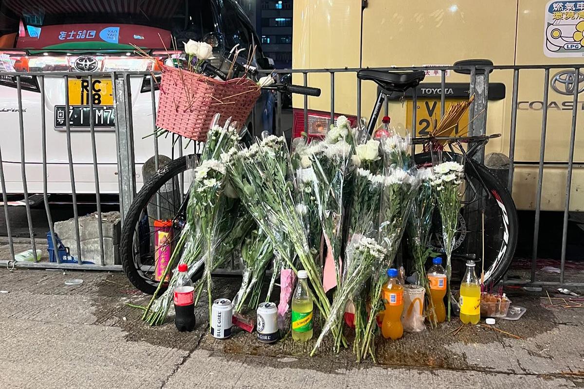 事發大廈對開擺放親友和同學的獻花。(Threads用戶「09_csx__」圖片)