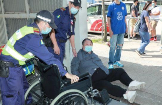 秦煌曾因跌倒而送院治理。